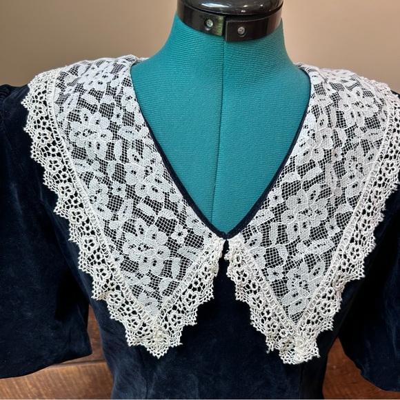 Vintage Wednesday Adams Goth Velvet Dress w Victorian Lace Collar & Puff Sleeves - Picture 9 of 14